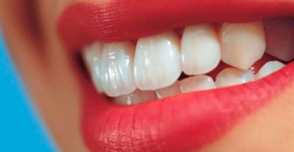 ΔΕΝ ΚΟΣΤΙΖΕΙ ΟΥΤΕ ΕΝΑ ΕΥΡΩ! Δείτε πως θα αποκτήσετε λευκά δόντια με φυσικό τρόπο