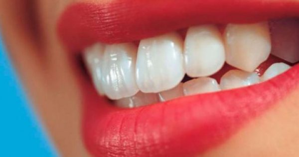 Featured Image for ΔΕΝ ΚΟΣΤΙΖΕΙ ΟΥΤΕ ΕΝΑ ΕΥΡΩ! Δείτε πως θα αποκτήσετε λευκά δόντια με φυσικό τρόπο