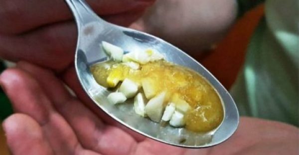 Αν Καταναλώνετε μία Κουταλιά Μέλι με Σκόρδο για 7 μέρες, ΑΥΤΟ θα συμβεί στο σώμα σας!