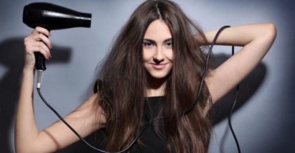 Πώς να κάνετε πιστολάκι στα μαλλιά χωρίς να τα καταστρέφετε [vid]