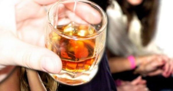 Αλκοόλ: Σε ποια ποσότητα προστατεύει από το εγκεφαλικό