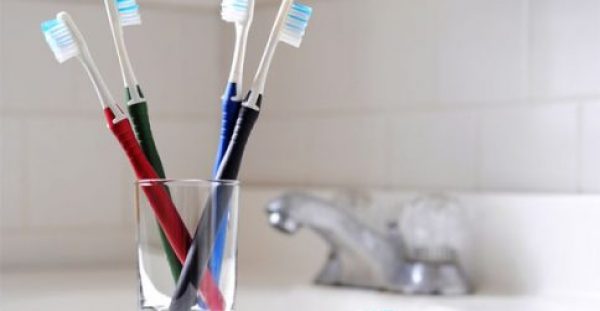 Πώς να προστατεύσετε την οδοντόβουρτσά σας από τα μικρόβια