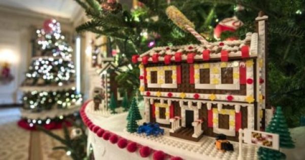 Featured Image for 15 Εικόνες των Χριστουγεννιάτικων Στολισμών του Λευκού Οίκου