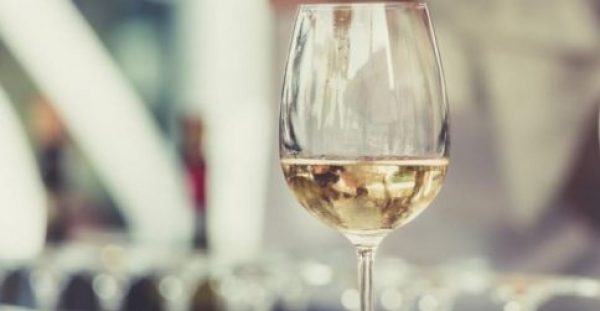 Μελάνωμα: Πώς το λευκό κρασί σχετίζεται με επιθετική μορφή καρκίνου του δέρματος!