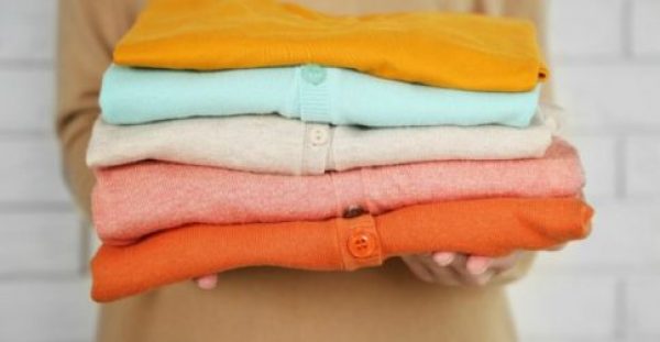 Σιδερώστε τα Τσαλακωμένα Ρούχα Χωρίς να Χρησιμοποιήσετε Καθόλου Σίδερο