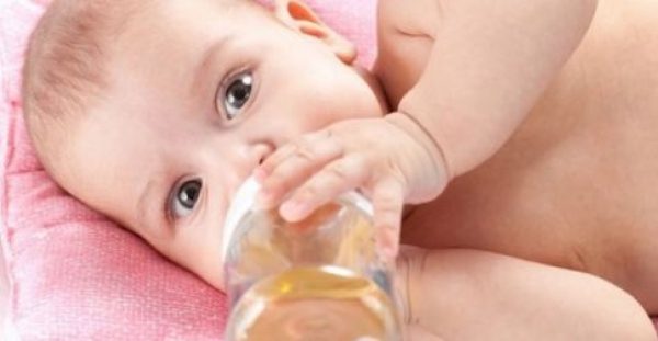 Τι υγρά μπορεί να πίνει ένα μωρό;