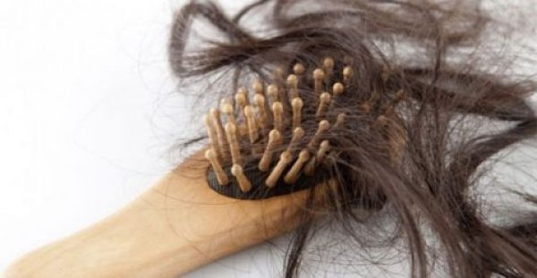 Τριχόπτωση: Γιατί πέφτουν τα μαλλιά πως να τα σώσετε