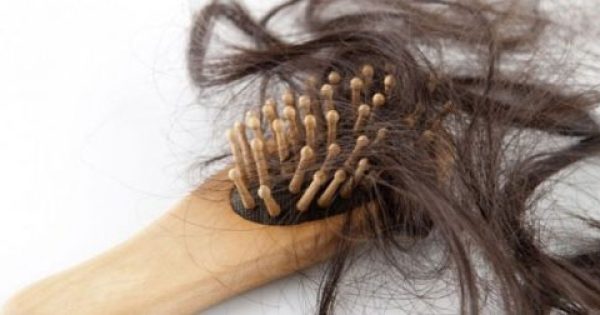 Featured Image for Τριχόπτωση: Γιατί πέφτουν τα μαλλιά πως να τα σώσετε