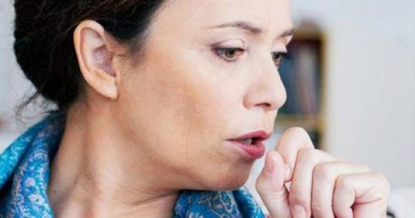 Βήχας και πόνος στο λαιμό: Πότε πρέπει να συμβουλευτείτε γιατρό