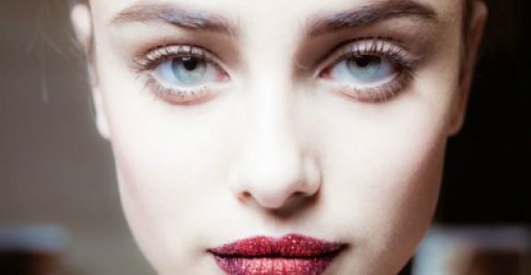 Glitter make up: Η νέα τάση μακιγιάζ στο εξωτερικό που έχει προκαλέσει πανικό!