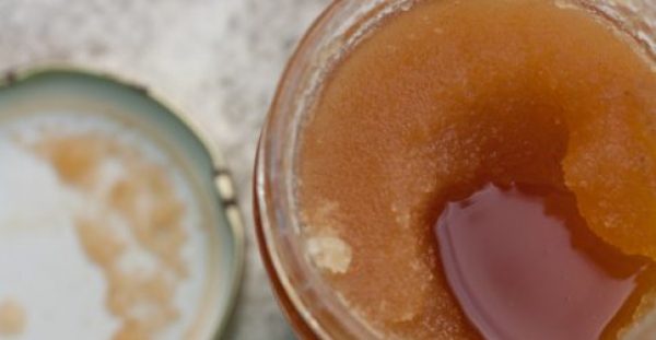 Μέλι που έχει “ζαχαρώσει”: Το κόλπο για να το ξανακάνετε λείο [vid]