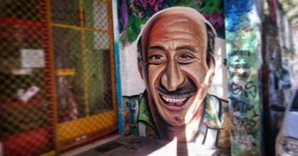 Featured Image for Γκραφίτι του Κώστα Τσάκωνα εμφανίστηκε στην οδό Τζαβέλλα στα Εξάρχεια (PHOTO)