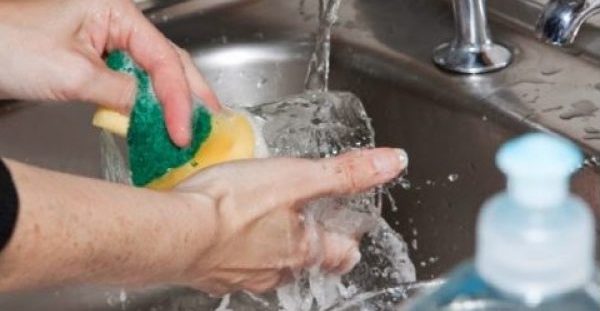 Πλένεις τα πιάτα στο χέρι; Αυτό το κόλπο θα σου λύσει τα χέρια