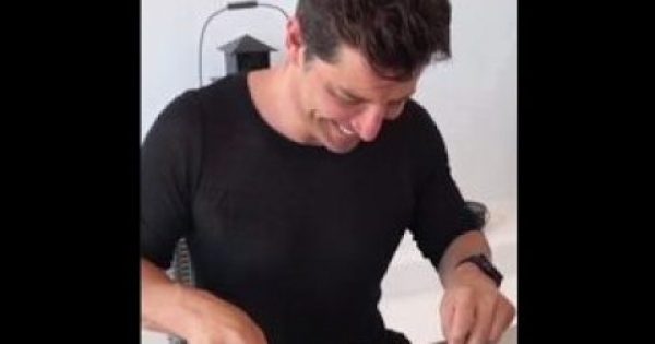 Ο Σάκης Ρουβάς μαγειρεύει ντομάτες με αυγά στην κουζίνα