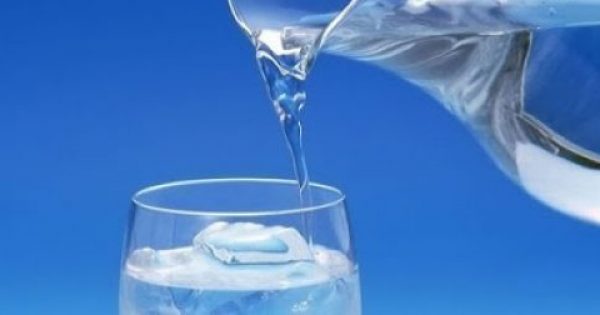 Πίνοντας νερό με άδειο στομάχι θεραπεύεις τα εξής