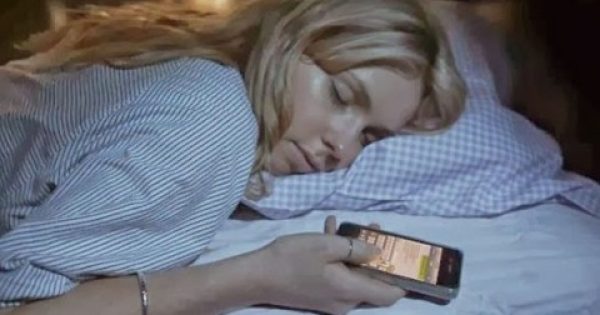 Έχεις το κινητό δίπλα σου όταν κοιμάσαι το βράδυ; Διάβασε τι θα πάθεις!