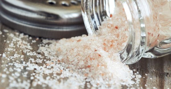 Πέντε σημάδια που δείχνουν ότι το σώμα σου «ζητάει» να κόψεις το αλάτι