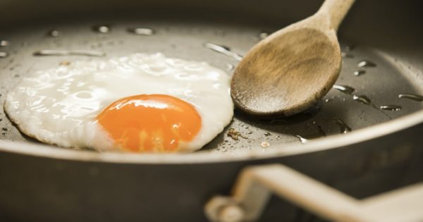 Αυγά: Μην κάνετε το λάθος στο μαγείρεμα – Ο υγιεινός τρόπος να τα τρώτε
