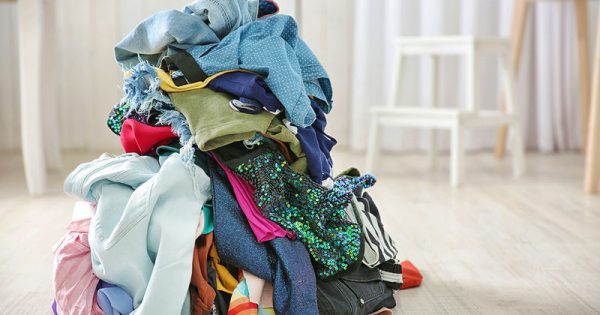 Featured Image for Γιατί δεν πρέπει να αφήνετε τα άπλυτα ρούχα πεταμένα στο δωμάτιο
