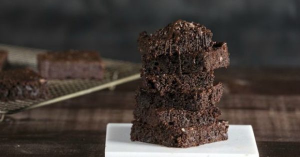 Featured Image for Σαββατιάτικα Brownies με Αβοκάντο και Χωρίς Μίξερ!