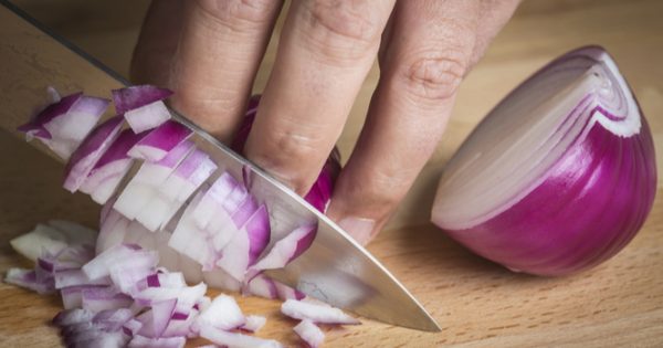 Πώς ξεμυρίζουν τα χέρια από κρεμμύδι και σκόρδο [vid]
