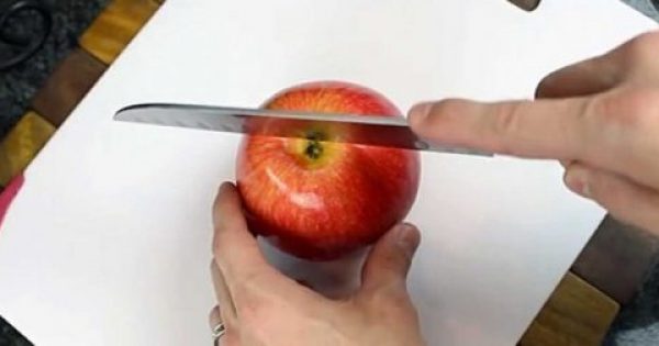 Αυτός είναι ένας πολύ έξυπνος τρόπος να κόβουμε τα μήλα! Μακάρι να το γνωρίζαμε νωρίτερα…