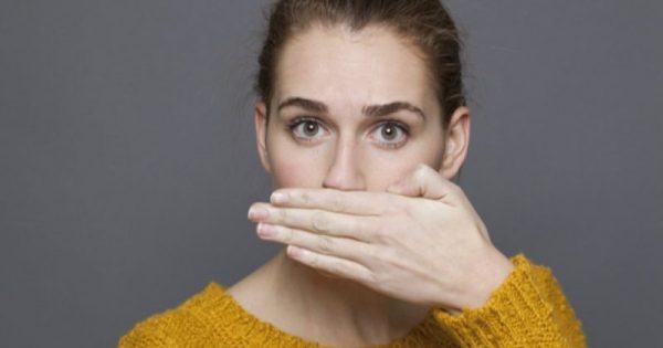 Κακοσμία στόματος: Αίτια και 5 μυστικά για να μην μυρίζει το στόμα σας -ΒΙΝΤΕΟ