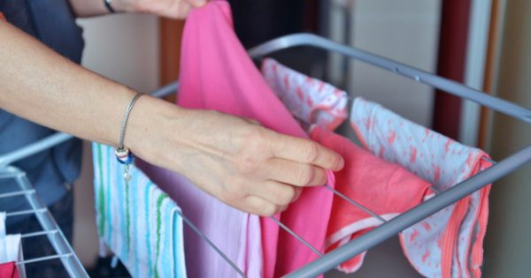Γιατί πρέπει να ΜΗΝ στεγνώνετε τα ρούχα μέσα στο σπίτι – Κίνδυνος υγείας!
