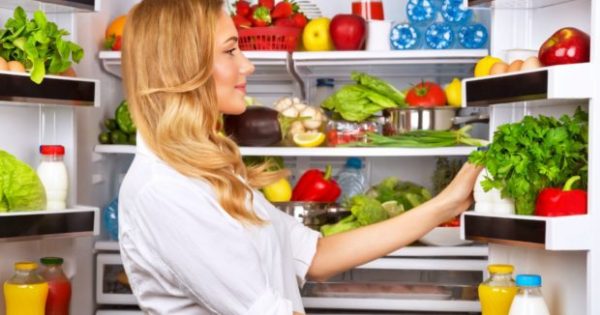 Αυτά τα 5 Tρικς θα σας Βοηθήσουν να Έχετε σε Απόλυτη Τάξη το Ψυγείο σας
