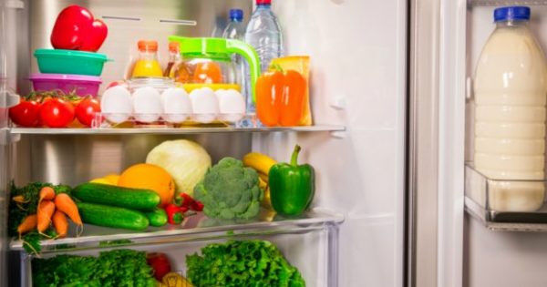 Βρήκαμε Αυτή τη Μια Αλλαγή που Μπορείτε να Κάνετε στο Ψυγείο σας για να Χάσετε Κιλά