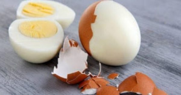 Απίστευτο κόλπο: Τι πρέπει να κάνετε για να μην σπάνε τα αυγά στο βράσιμο