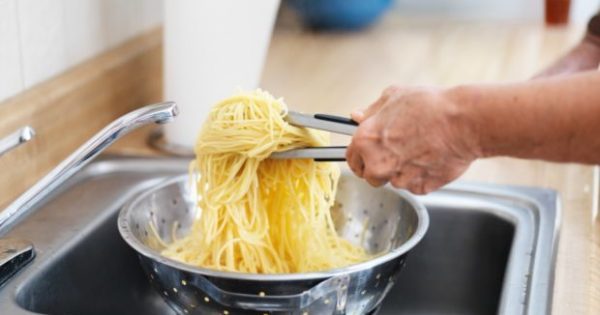 Τόσα Χρόνια Σουρώνετε Λάθος τα Μακαρόνια σας! Είναι Απίστευτο