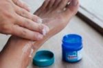 Featured Image for Βάζει Vick VapoRub στα πόδια της κάθε βράδυ, πριν πέσει για ύπνο… Μόλις μάθετε το λόγο θα πάτε να κάνετε το ίδιο!