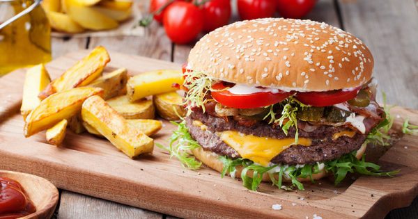 Fast food: Η μικρή αλλαγή που το κάνει πιο υγιεινό