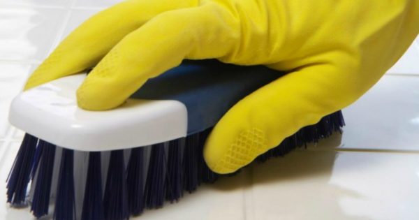 Φτιάξτε Μόνοι σας το πιο Εύκολο Καθαριστικό για τα Πλακάκια και την Μπανιέρα σας