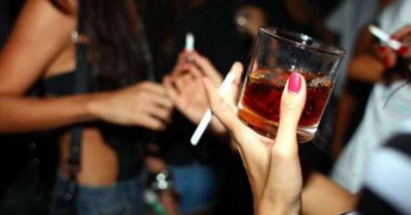 Το κάπνισμα και το αλκοόλ μας γερνούν πριν από τη ώρα μας…