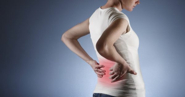 Πόνος στην μέση: Τα πρώιμα συμπτώματα – Στάση σώματος και τι πρέπει να αλλάξετε