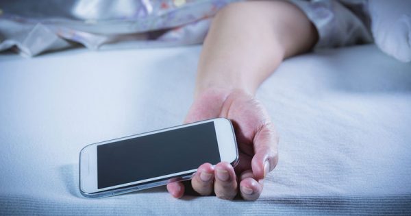 Κινητό δίπλα στο κρεβάτι: Ποια προβλήματα προκαλεί στον ύπνο