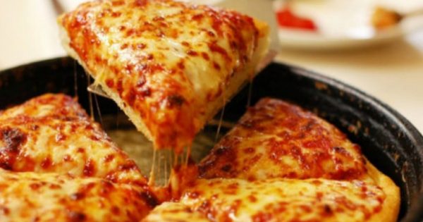 Φτιάξτε την πιο Γρήγορη Τραγανή Ζύμη για Πίτσα με 2 Υλικά!