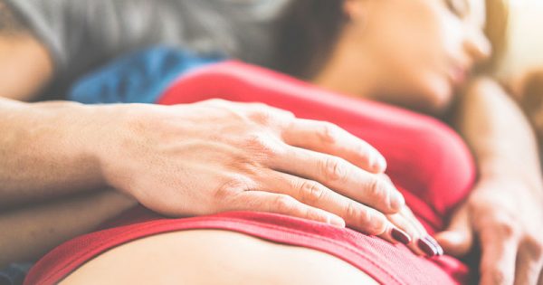 Γιατί οι έγκυοι πρέπει να κοιμούνται πάντα στο πλάι