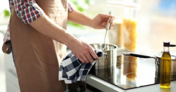 O Έξυπνος Τρόπος για να Καθαρίσετε ένα Καμμένο Τηγάνι ή Κατσαρολάκι