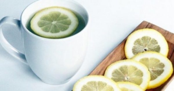 Γιατί όλοι το πρωί πρέπει να πίνουν ζεστό νερό με λεμόνι – Ενα φάρμακο για τα πάντα
