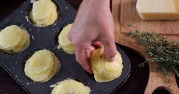 Κόβει τις πατάτες λεπτές φέτες και τις βάζει σε μία φόρμα για muffin. Αυτό που βγαίνει από το φούρνο, είναι πραγματικά Απίστευτο!