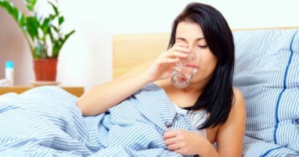 Δείτε τι σας συμβαίνει όταν πίνετε νερό με άδειο στομάχι το πρωί