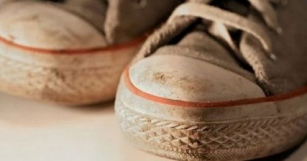 Θέλετε να καθαρίσετε τα αθλητικά παπούτσια σας; Δεν φαντάζεστε ποιο υλικό θα τα κάνει σαν καινούργια!