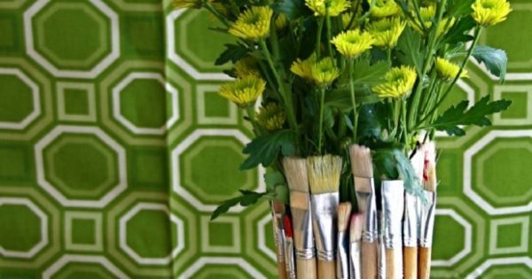 Featured Image for DIY: Φτιάξτε Ένα Πανέμορφο Βάζο από… Πινέλα!