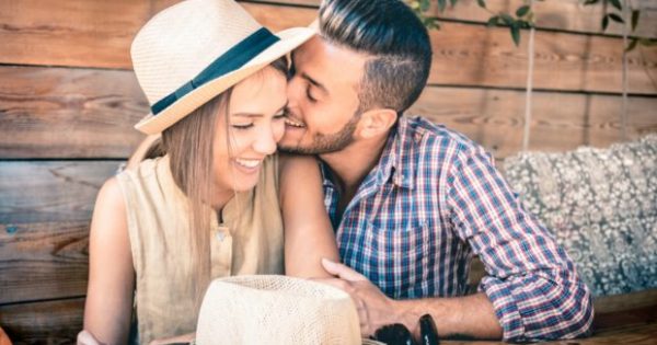 Πώς να Ερωτευτείτε και Πάλι με τον Σύντροφό σας (Σύμφωνα με Έναν Ειδικό)