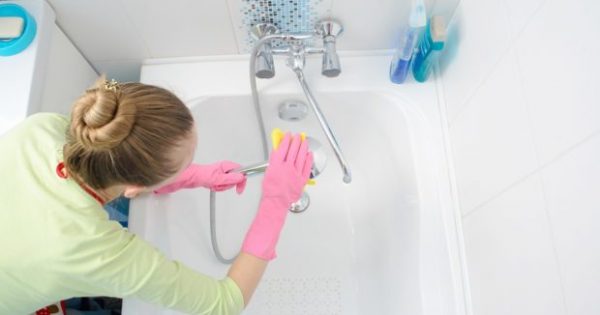Αυτό Είναι το πιο Περίεργο (και Αποτελεσματικό) Tip για να Καθαρίσετε την Μπανιέρα σας
