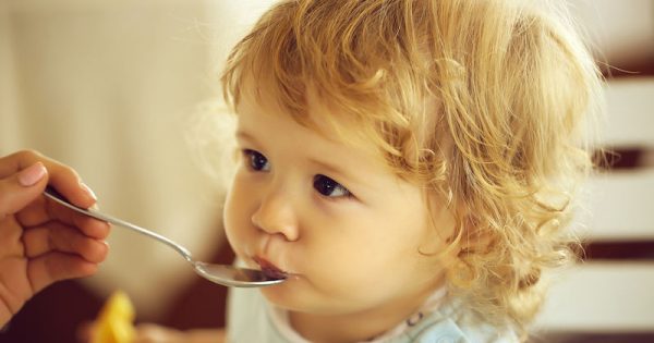 Το μωρό αρχίζει να τρώει στερεές τροφές: Τι πρέπει να γνωρίζετε για να αποφύγετε τον κίνδυνο πνιγμού