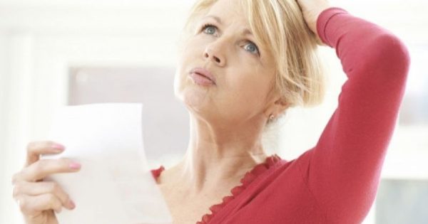 Εμμηνόπαυση: Σε ποια ηλικία έρχεται, ποια είναι τα συμπτώματα